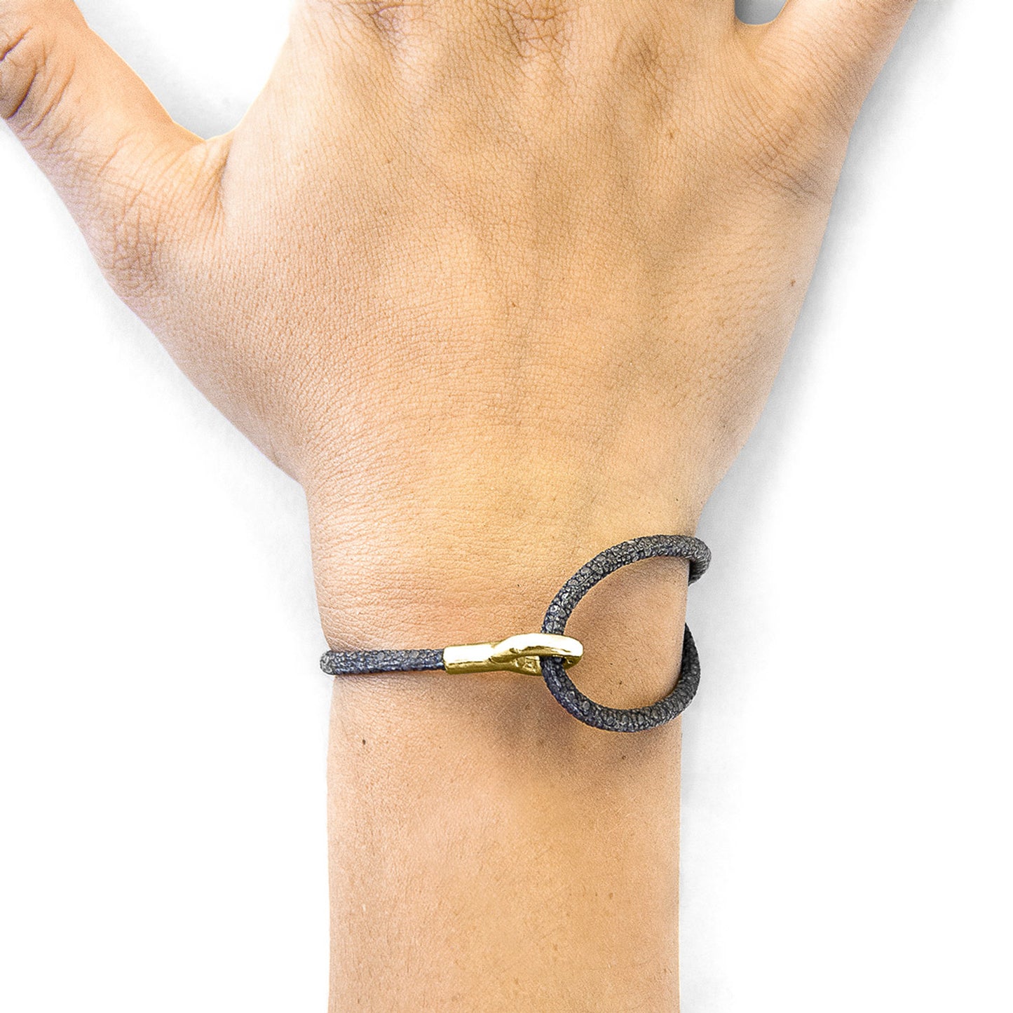 Bracelet Anchor & Crew Shadow Grey Blake en or jaune 9 carats et cuir de galuchat - Fait main en Grande-Bretagne