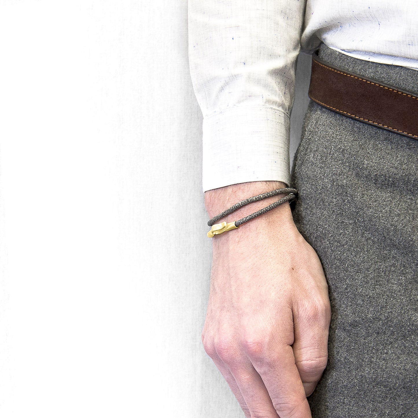 Anchor & Crew Liverpool – Shadow Grey Stingray Leather & 9ct Yellow Gold Bracelet – Handmade British Jewelry