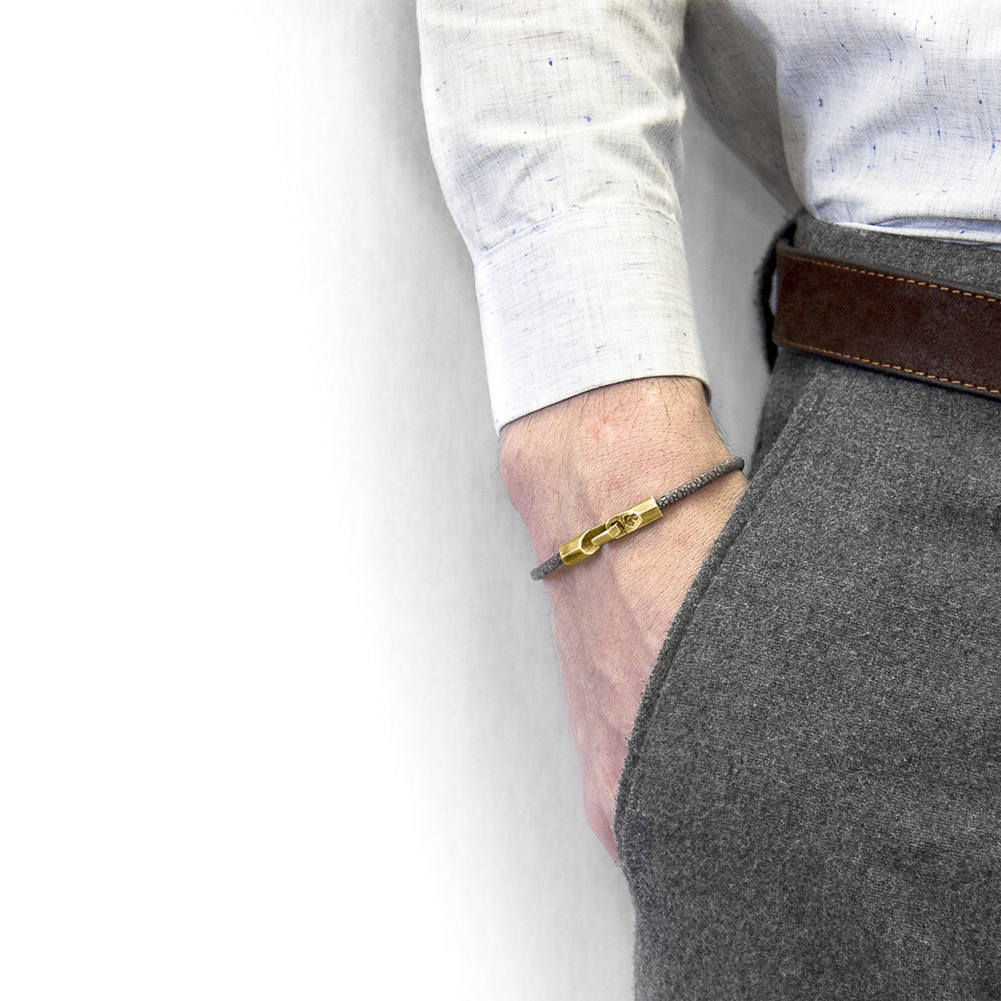 Bracelet Talbot Anchor & Crew – Cuir de raie gris ombré et or jaune massif 9 carats – Design britannique fait main